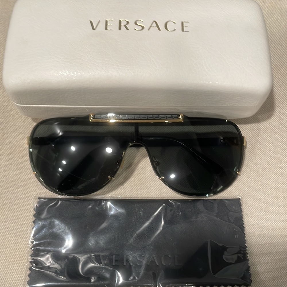 Versace - Picture 2 of 5